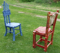 Modrá a červená židle